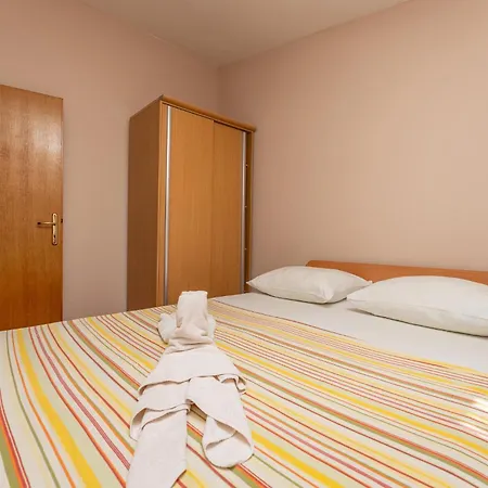 1 Bedroom Cozy In Daire Sveti Filip i Jakov